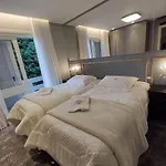 APT de alto padrão Condomínio frente ao Lago Negro